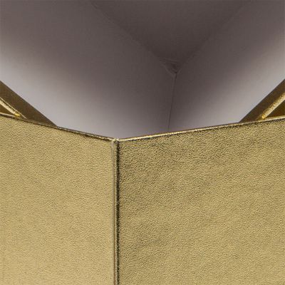 Cardboard box with the bottom and top having the same height, covered with paper on the exterior